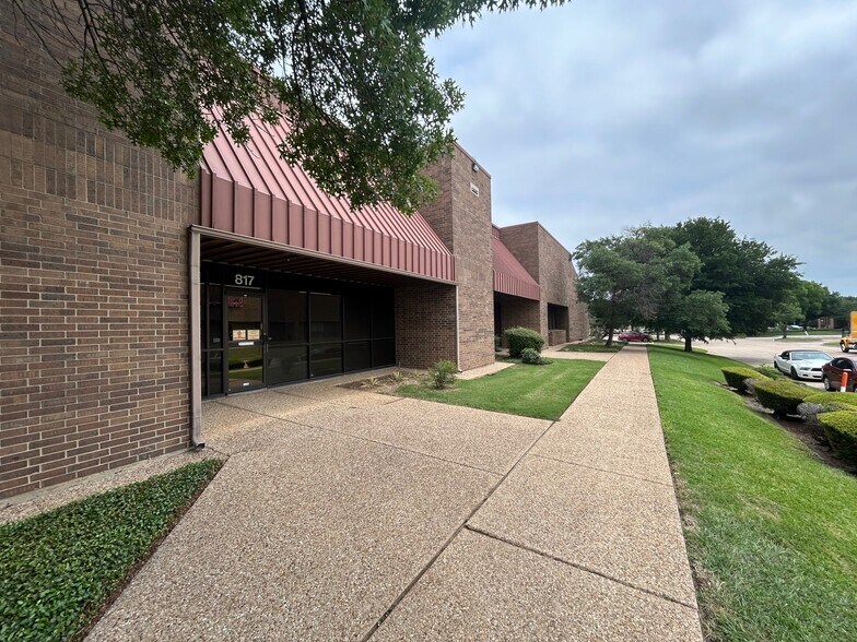 More Photos Of 801-815 Greenview Dr, Grand Prairie Unknown For Lease