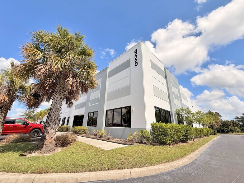 More Photos Of 911 E Industrial Cir, Cape Coral Unknown For Lease