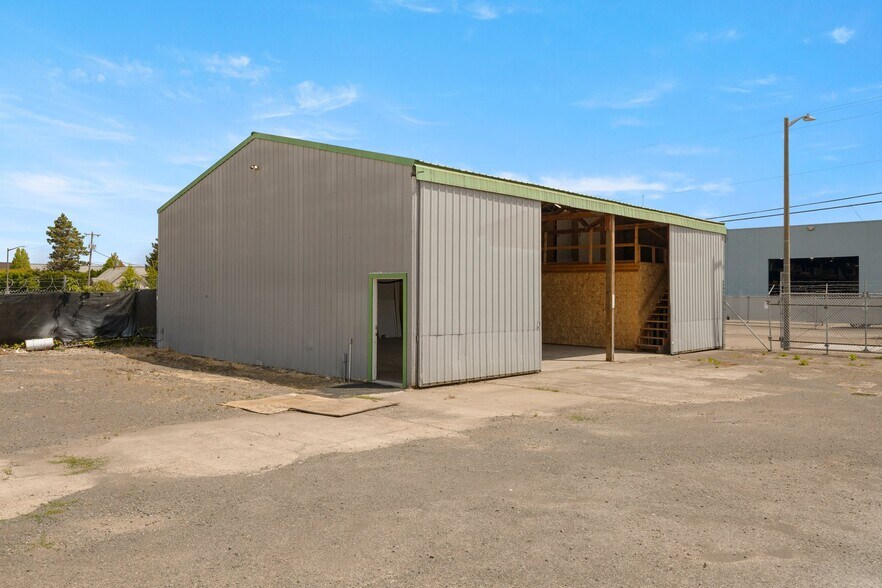 More Photos Of 547 N 4th Ave, Cornelius Warehouse For Lease