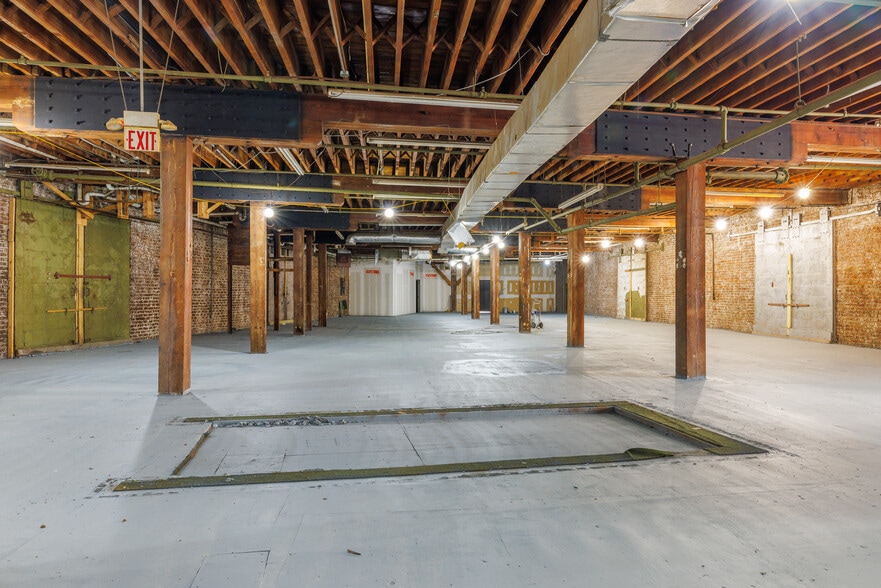 More Photos Of 313 W River St, Savannah Freestanding For Lease