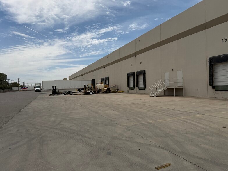 More Photos Of 445 Pan American Dr, El Paso Warehouse For Lease