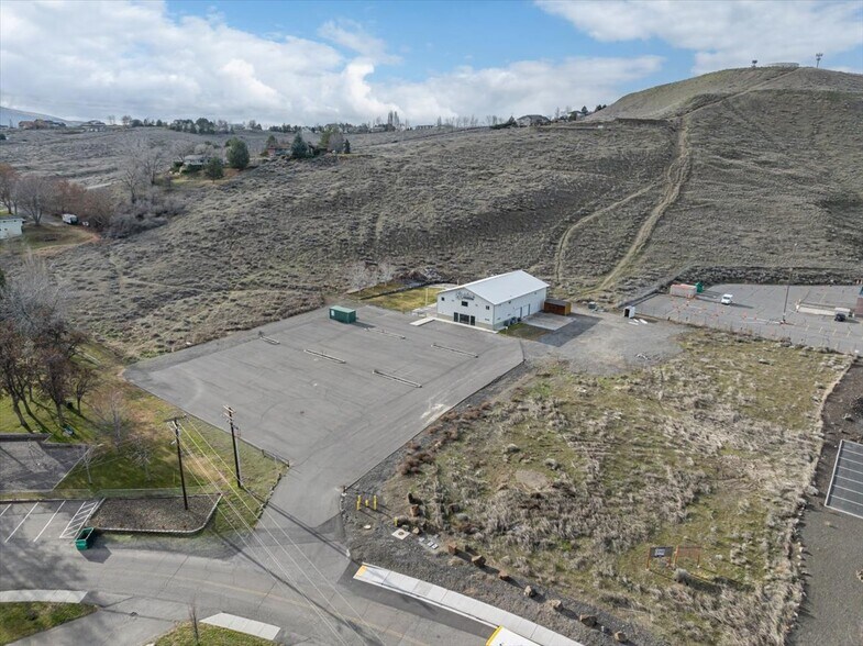 More Photos Of 4771 W Van Giesen St, West Richland Light Distribution For Lease