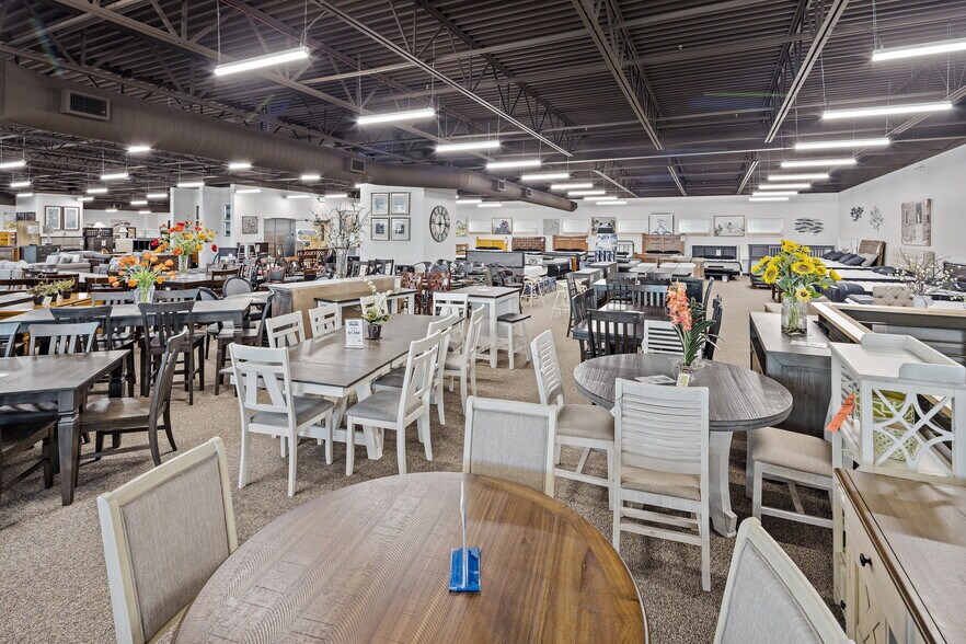 More Photos Of 916 W Division St, Mount Vernon General Retail For Sale