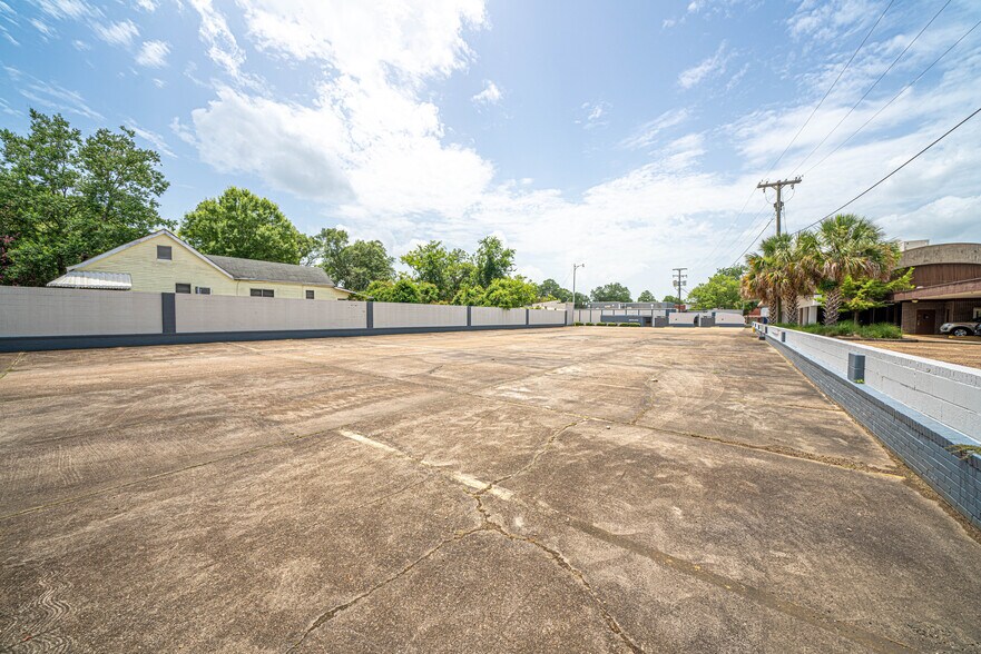 More Photos Of 700 Main St, Pineville Bank For Lease