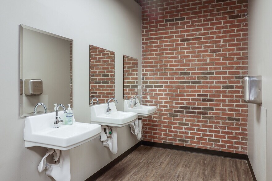 More Photos Of 929 Childs St, Wheaton Warehouse For Lease