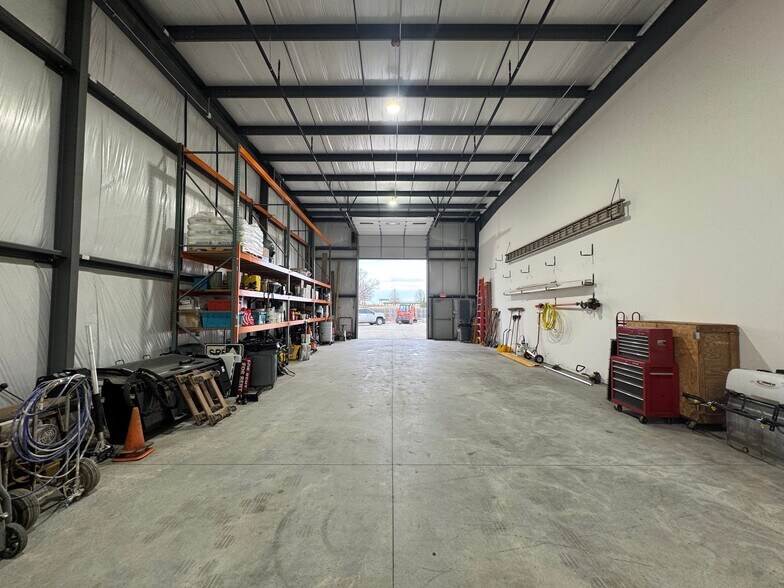 More Photos Of 2460 Fairfield St, Lawrence Industrial For Lease