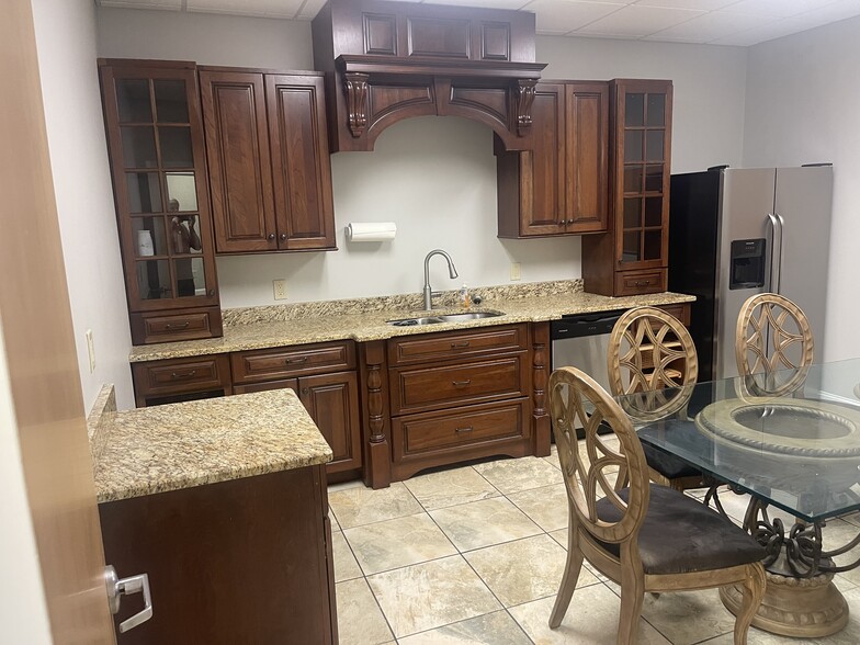 More Photos Of 300 Corporate Center Ct, Stockbridge Medical For Lease
