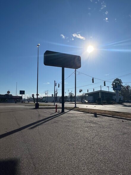 More Photos Of 2262 W Thomas St, Hammond Freestanding For Lease