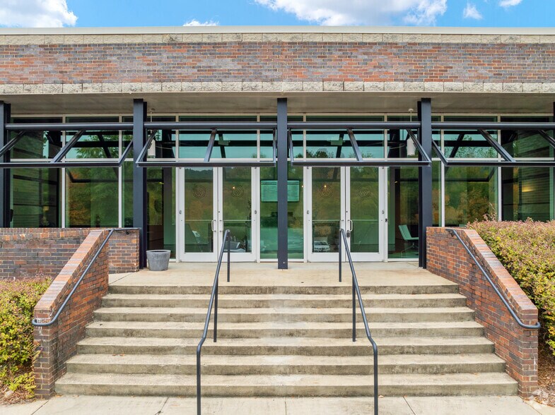 More Photos Of 324 Commons Dr, Birmingham Coworking Space