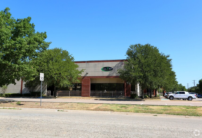 More Photos Of 3923 Morse St, Denton Flex For Lease