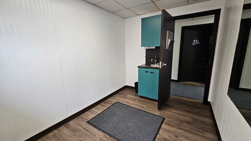 More Photos Of 700 S Main St, Grove Medical For Sale