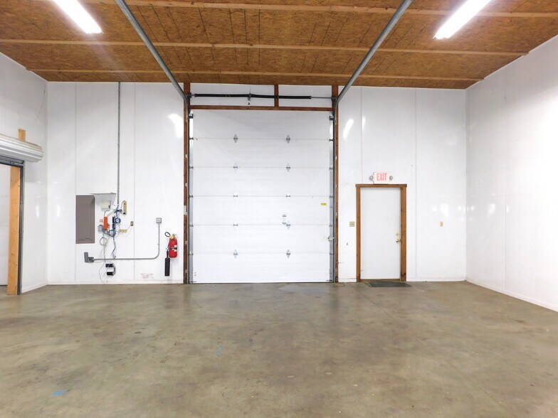 More Photos Of 215 Nieman St, Sunman Warehouse For Lease