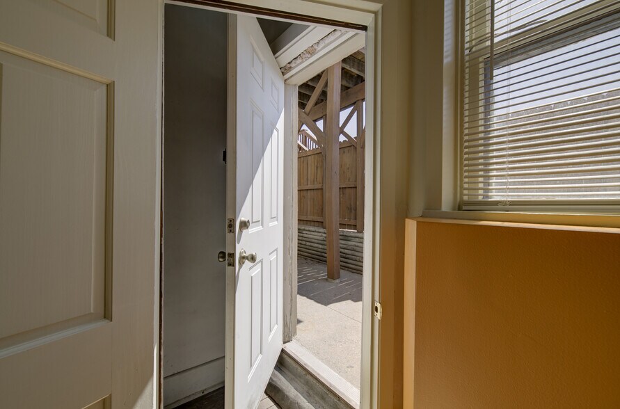 More Photos Of 2319 Vinton St, Omaha Office Residential For Sale