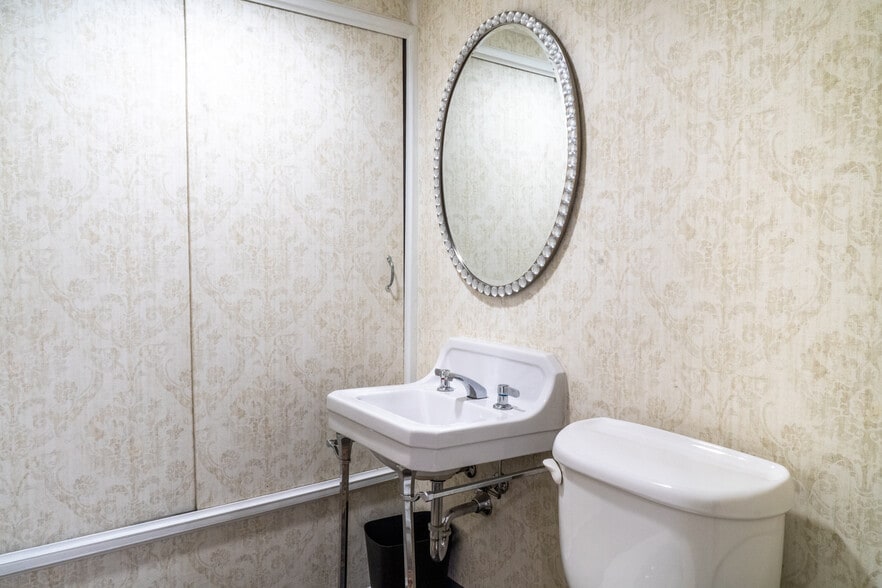 More Photos Of 2860 Perrysville Ave, Pittsburgh Funeral Home For Sale