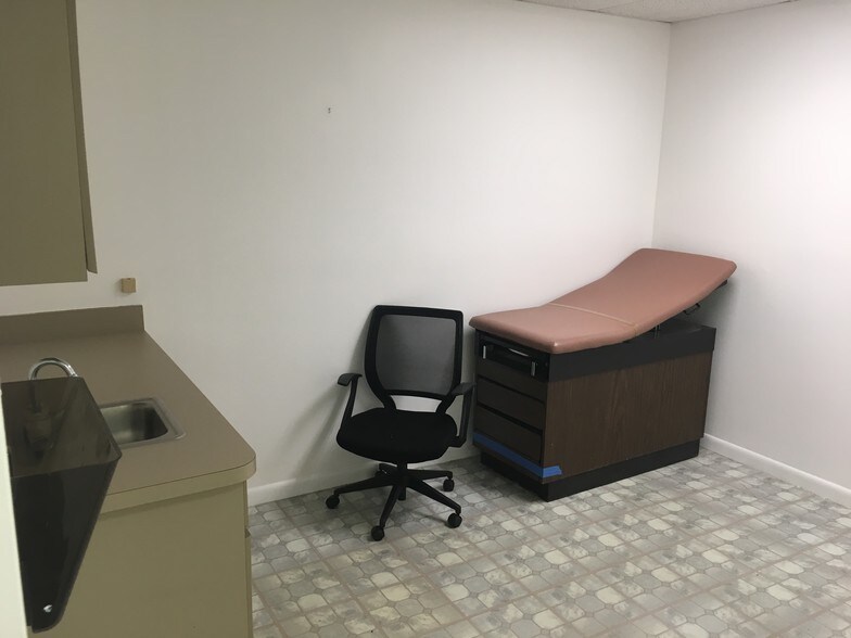 More Photos Of 6725 Cedarridge Dr, Zephyrhills Medical For Lease