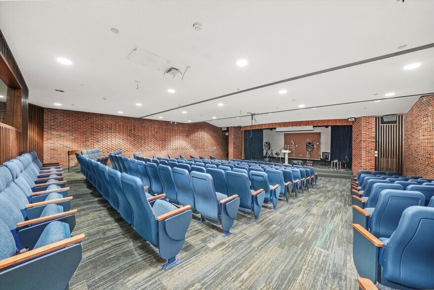 More Photos Of 2400 N Rockton Ave, Rockford Hospital For Lease