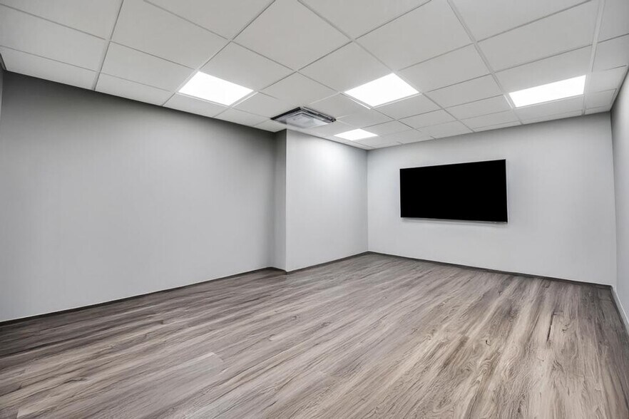 More Photos Of 1 Old Country Rd, Carle Place Office For Lease