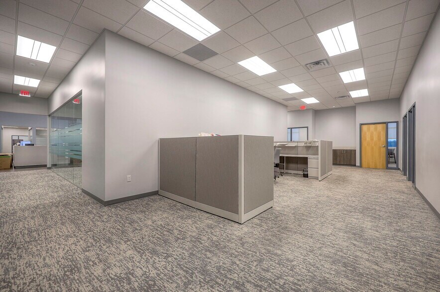 More Photos Of 5821 NW 72nd St, Kansas City Office For Lease
