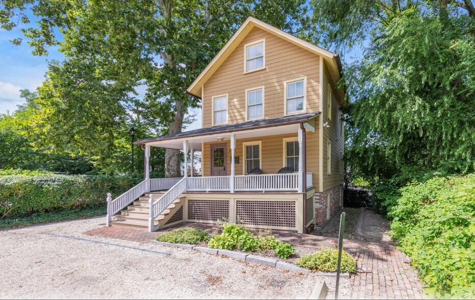 More Photos Of 1433 Old Northern Blvd, Roslyn Office For Lease