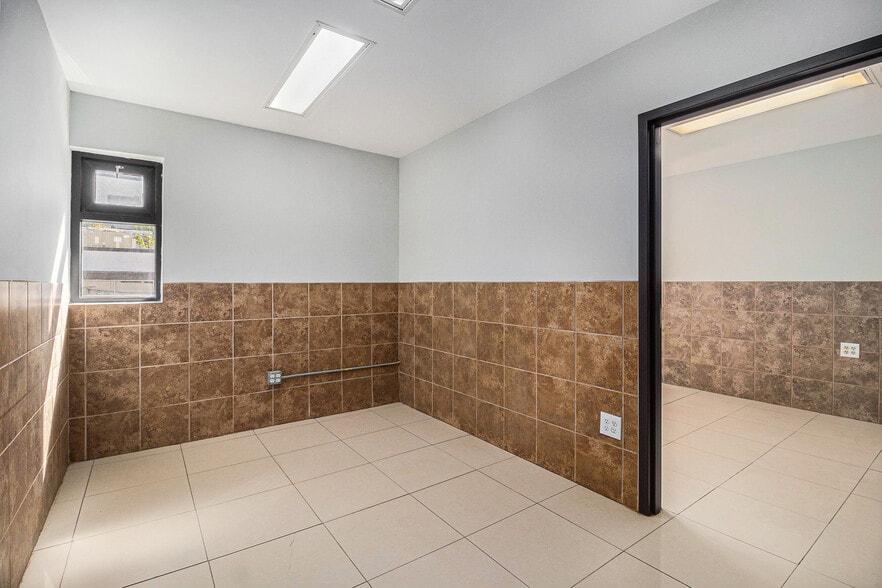 More Photos Of 324 E Paces Ferry Rd NE, Atlanta Storefront Retail Office For Sale