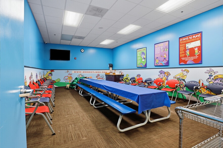 More Photos Of 23520 Overland Dr, Sterling Unknown For Lease