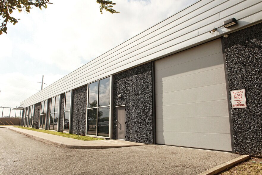 More Photos Of 817 E 4th St, Tulsa Showroom For Sale