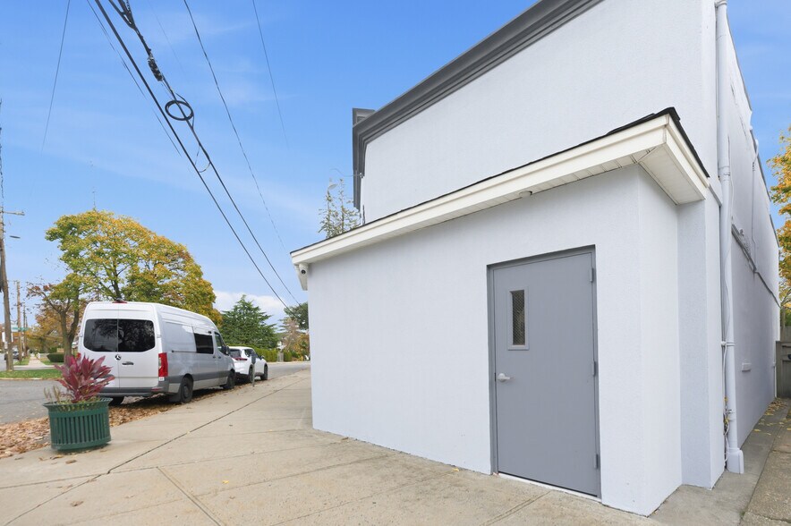 More Photos Of 4 Weber Ave, Malverne Storefront Retail Office For Lease