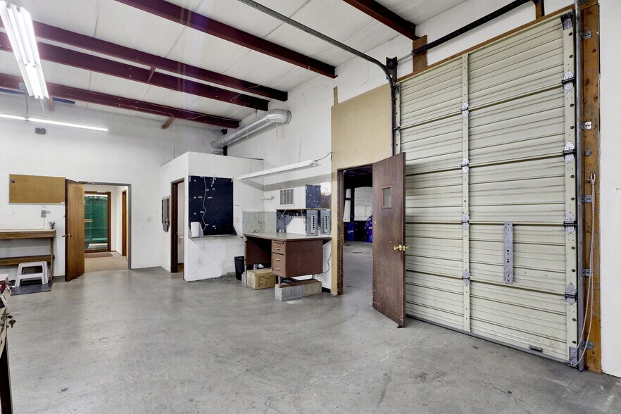 More Photos Of 2228 Queen St, Bellingham Industrial For Lease