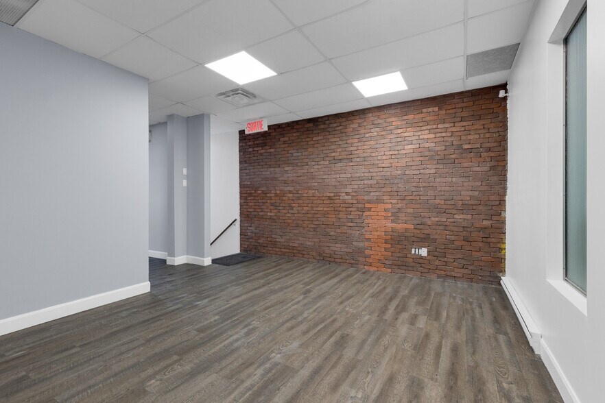 More Photos Of 298-300 Ch du Bord-du-Lac-Lakeshore, Pointe-claire Storefront For Lease
