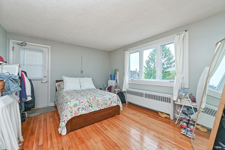 More Photos Of 156 Dagmar Av, Vanier Apartments For Sale