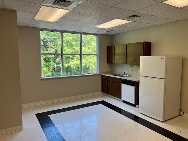 More Photos Of 550 Long Point Rd, Mount Pleasant Medical For Lease