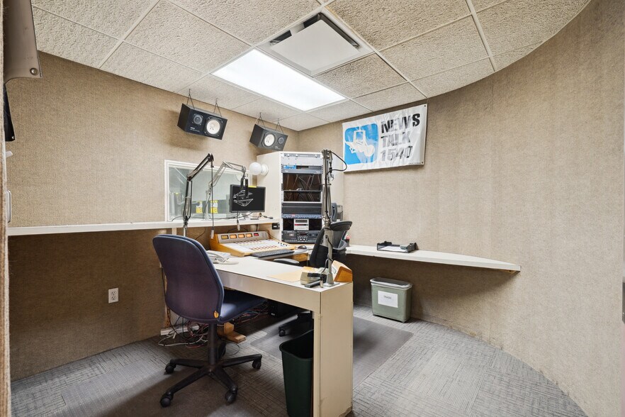 More Photos Of 512 Jefferson Street, Waterloo Office Residential For Sale