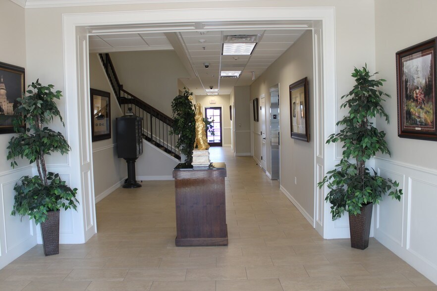 More Photos Of 815 W Davis St, Conroe Office For Lease