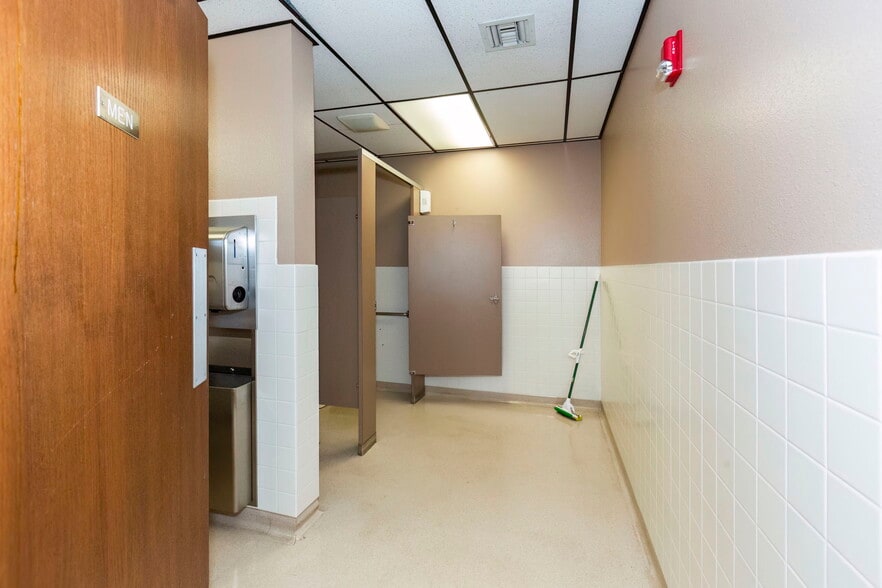 More Photos Of 873-875 6th St, Bremerton Bank For Lease