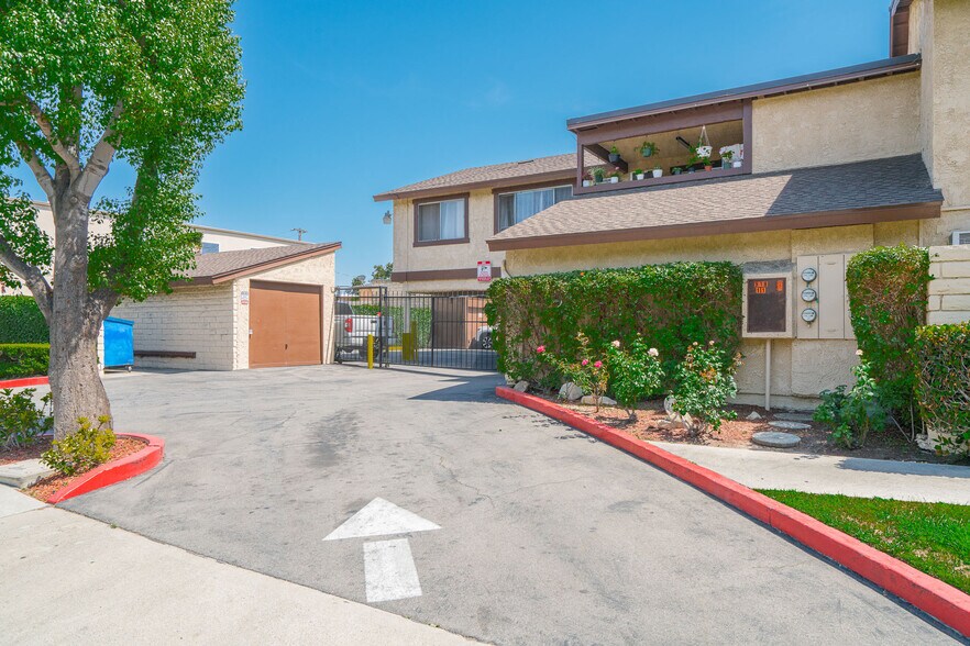 More Photos Of 918 Romneya Dr, Anaheim Apartments For Sale