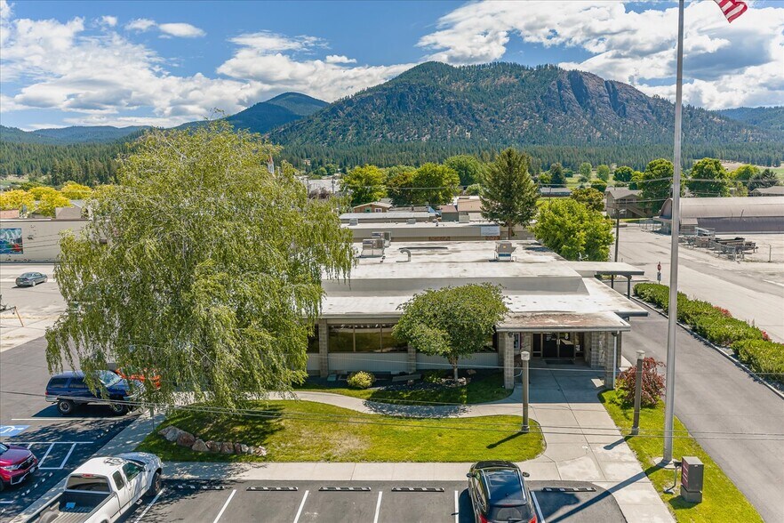 More Photos Of 106 S 2ND E St, Chewelah Bank For Lease