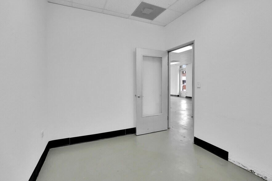 More Photos Of 150 W Main St, Lewisville Bar For Lease