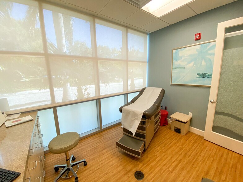 More Photos Of 2068 Hawthorne St, Sarasota Medical For Lease