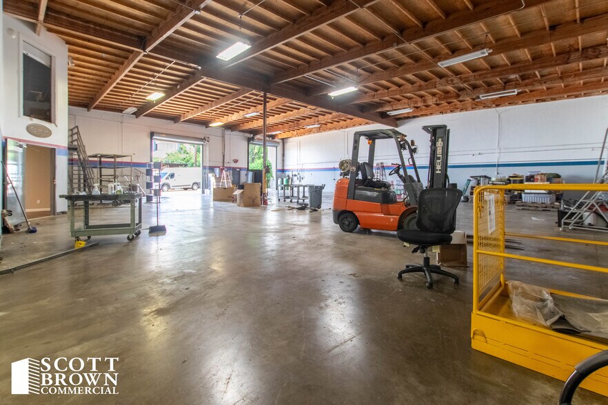 More Photos Of 10763 Mapleridge Dr, Dallas Distribution For Lease
