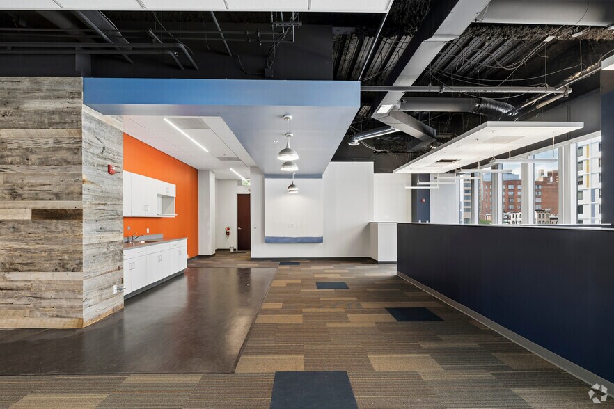 More Photos Of 300 W Pratt St, Baltimore Office For Sale