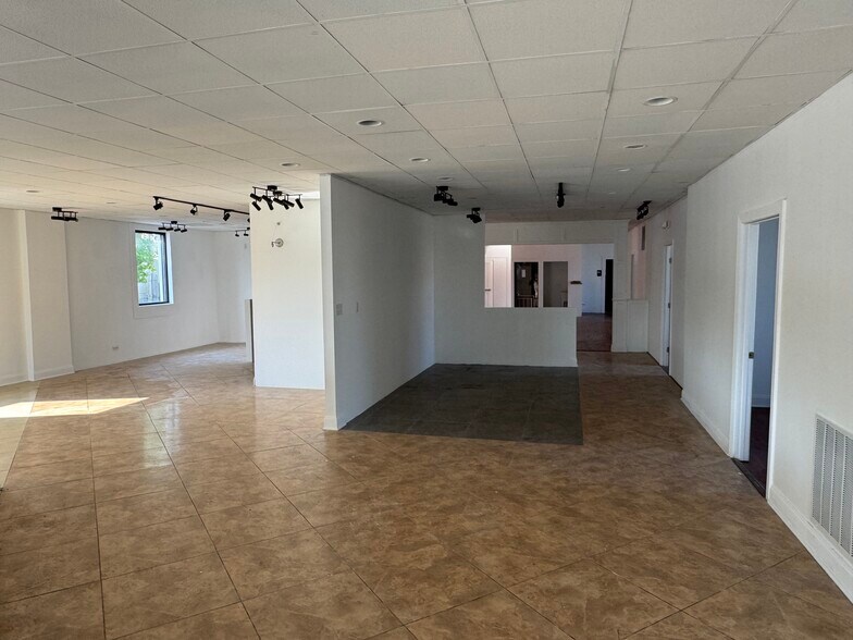More Photos Of 535 Northern Ave, Hagerstown Showroom For Lease