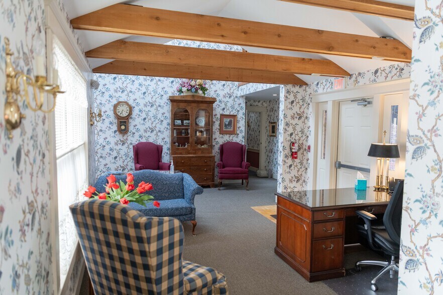 More Photos Of 1111 Washington St, Pella Hospitality For Sale