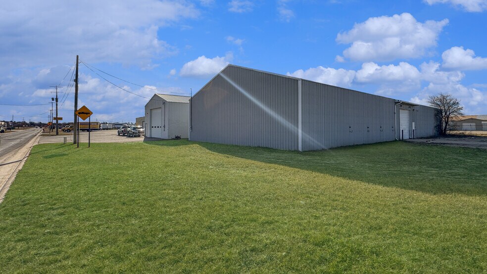 More Photos Of 291 Hanthorn st, Cadillac Distribution For Lease