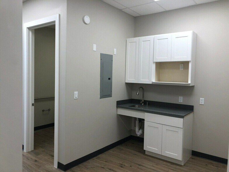 More Photos Of 2517 N Frazier St, Conroe Office For Sale