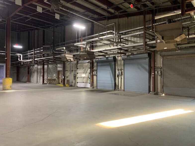 More Photos Of 586 Lewiston Junction Rd, Auburn Distribution For Lease