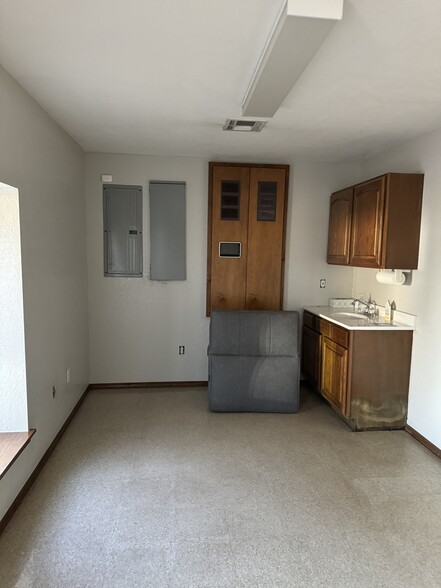 More Photos Of 201 NE 4TH St, Lindsay Manufacturing For Sale