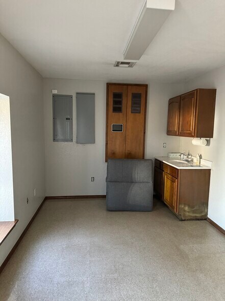 More Photos Of 201 NE 4TH St, Lindsay Manufacturing For Lease