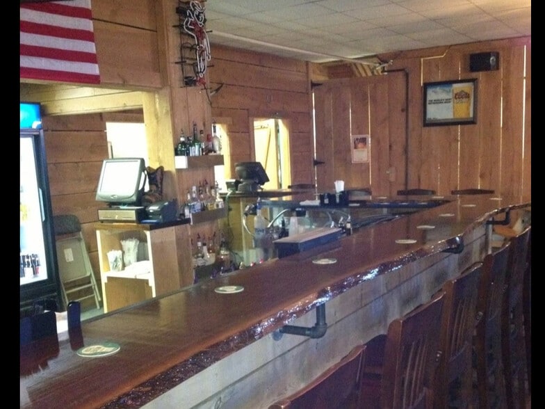More Photos Of 449 Woodlawn Ave, Sunbury Bar For Lease