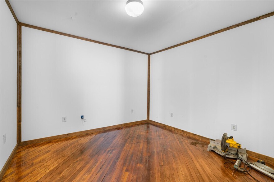 More Photos Of 102 S Richmond St, Fleetwood Warehouse For Sale