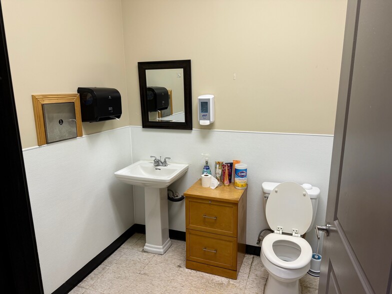 More Photos Of 660-688 Fm-517, Dickinson Unknown For Lease